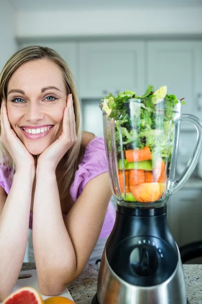 Mulher loira preparando smoothie — Fotografia de Stock