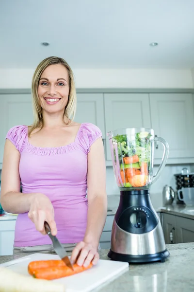 Blond kvinna förbereder smoothie — Stockfoto