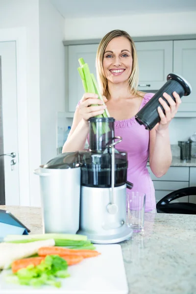 Mulher loira preparando smoothie — Fotografia de Stock