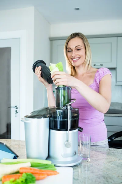 Blonde vrouw voorbereiden smoothie — Stockfoto