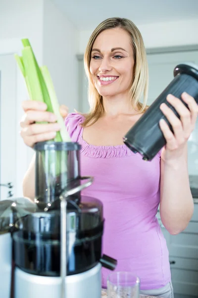 Blonde woman preparing smoothie — Stock Photo, Image