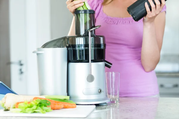 Rubia mujer preparando smoothie — Foto de Stock