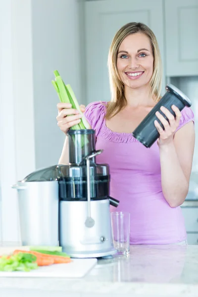 Mulher loira preparando smoothie — Fotografia de Stock