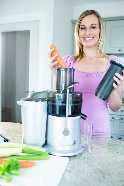 Mulher loira preparando smoothie — Fotografia de Stock