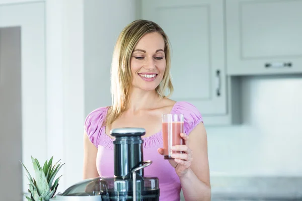 Mujer sosteniendo smoothie vidrio —  Fotos de Stock