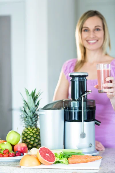 Mujer sosteniendo smoothie vidrio — Foto de Stock