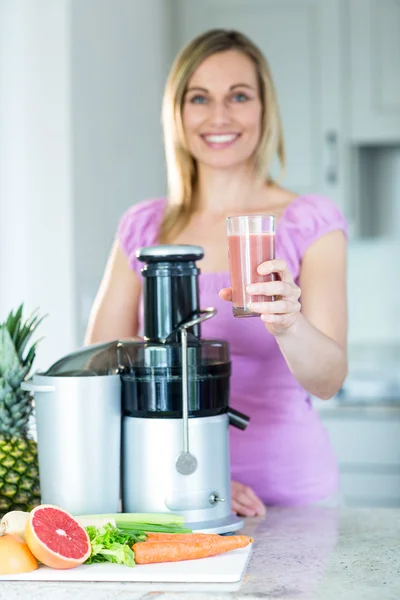 Mujer sosteniendo smoothie vidrio — Foto de Stock