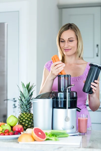 Mujer preparando batido en la cocina — Foto de Stock