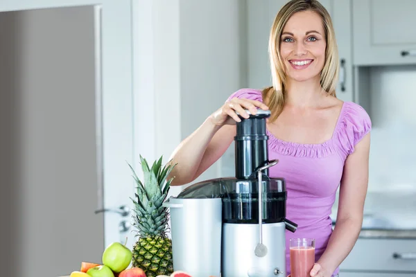 Mulher preparando smoothie na cozinha — Fotografia de Stock