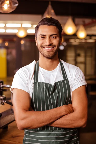 Barista posando con los brazos cruzados — Foto de Stock