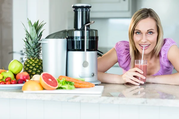 Donna che beve frullato in cucina — Foto Stock