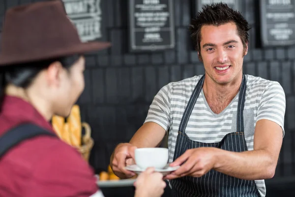 Ober serveren koffie aan klant — Stockfoto