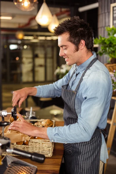 Cameriere che serve dolci viennesi al cliente — Foto Stock