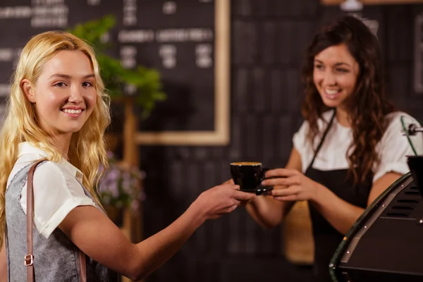Serveerster koffie geven aan klant — Stockfoto