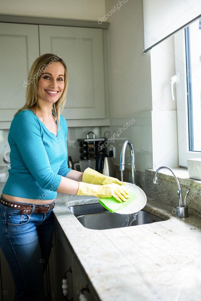 Kadın evde ev ev işleri yaparak — Stok Foto © Wavebreakmedia 101051146