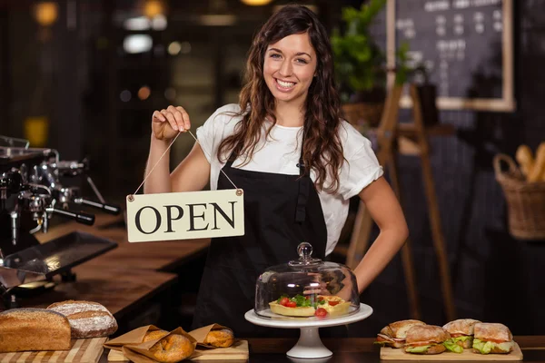 Cameriera tenendo il segno aperto — Foto Stock