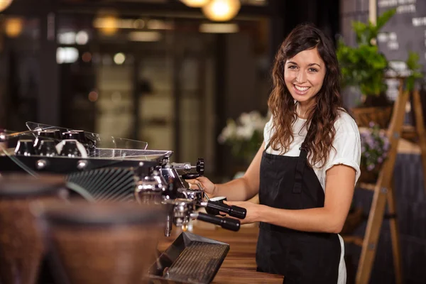 Servitrise som bruker kaffemaskin – stockfoto