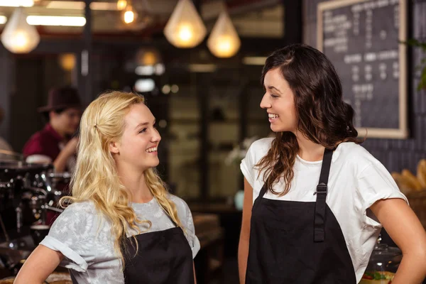 Serveuses posant devant le comptoir — Photo