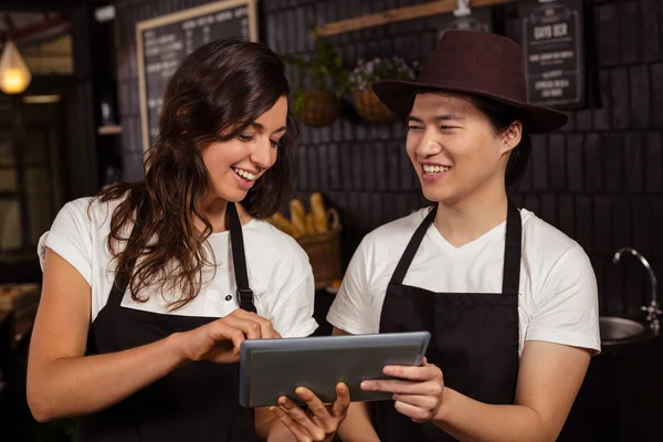 Colegas sorridentes usando tablet — Fotografia de Stock