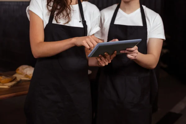 Medarbetare med hjälp av tablet — Stockfoto