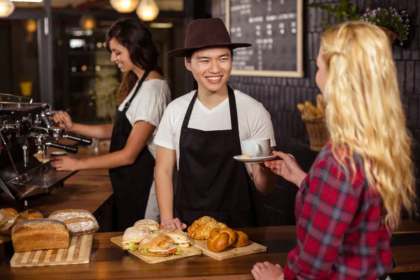 Chelner care servește cafea clientului — Fotografie, imagine de stoc