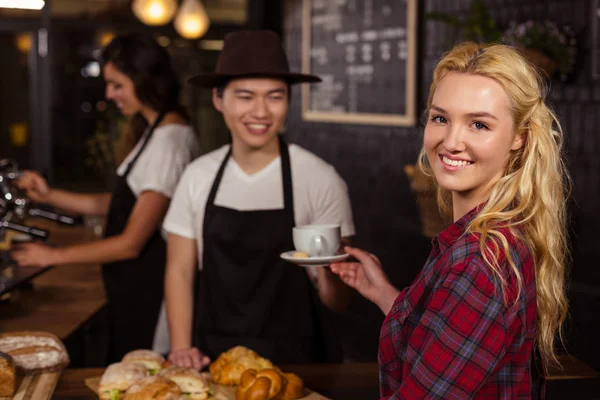 Ober serveren koffie aan klant — Stockfoto