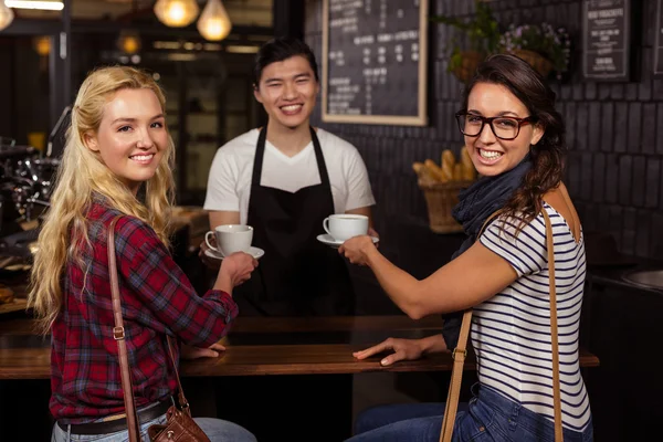 Pelayan melayani kopi untuk pelanggan — Stok Foto