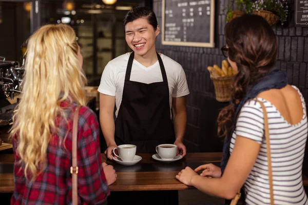 Cameriere che serve caffè ai clienti — Foto Stock