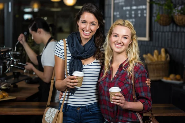 Sorrindo amigos gostando de café — Fotografia de Stock