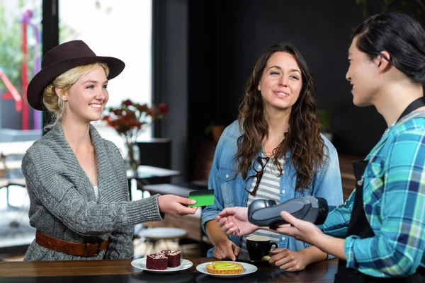 Barista nemen creditcard van de klant — Stockfoto