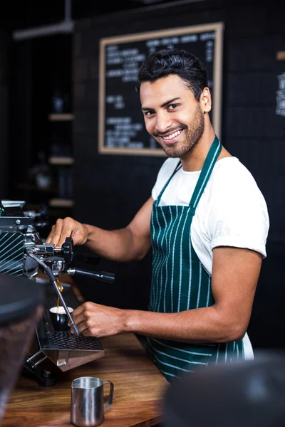 Camarero haciendo taza de café —  Fotos de Stock