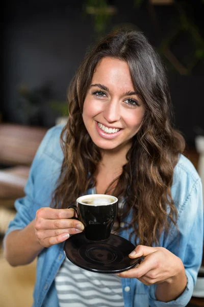 Brune souriante buvant du café — Photo