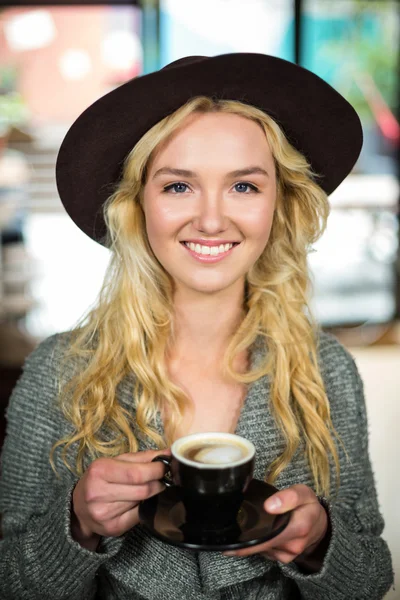 Lächelnde Blondine trinkt Kaffee — Stockfoto