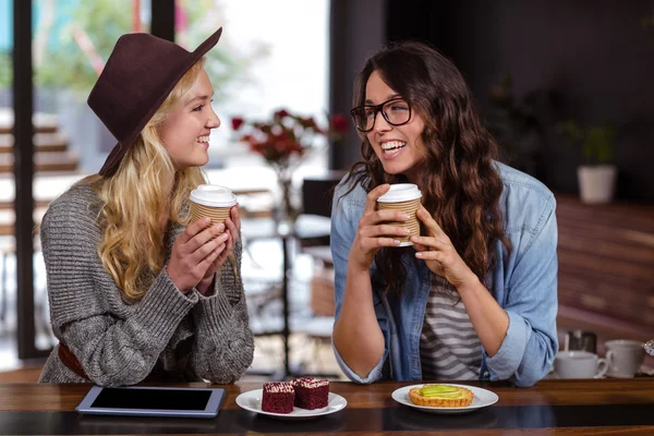 Vrienden genieten van koffie en gebak — Stockfoto