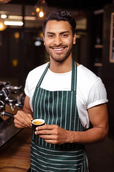Camarero sonriente bebiendo café —  Fotos de Stock