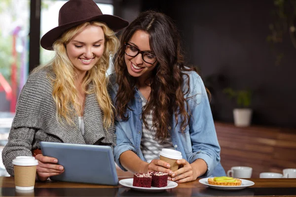 Amigos disfrutando de café y pasteles — Foto de Stock