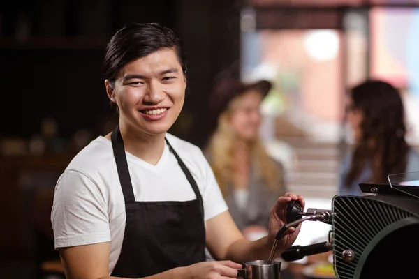 Servitören göra kopp kaffe — Stockfoto