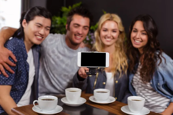 Amici godendo il caffè e prendendo selfie — Foto Stock