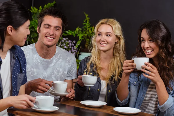 Vrienden praten en genieten van koffie — Stockfoto