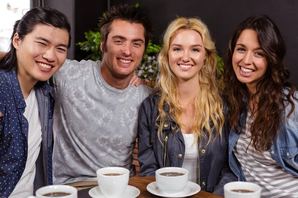 Vrienden genieten van koffie samen — Stockfoto