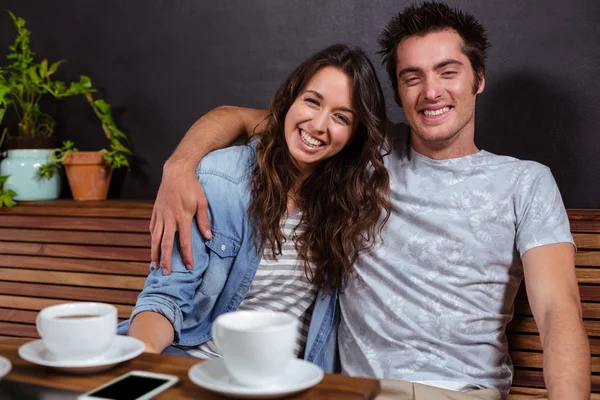 Sonriente pareja bebiendo café —  Fotos de Stock
