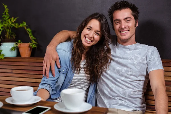 Sonriente pareja bebiendo café — Foto de Stock