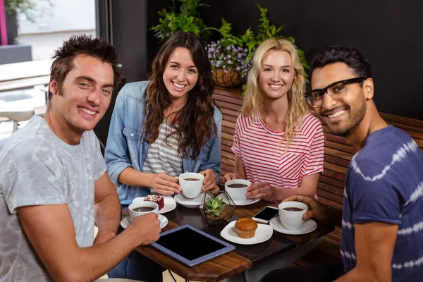 Amici che si godono il caffè insieme — Foto Stock