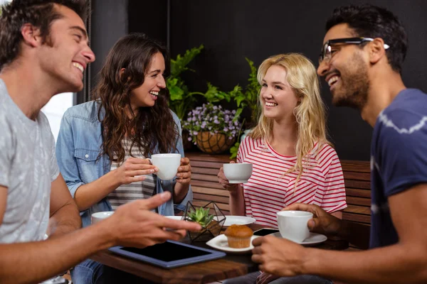 Vänner njuter av kaffe tillsammans — Stockfoto