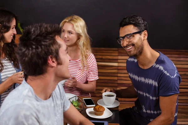 Prietenii se bucură de cafea împreună — Fotografie, imagine de stoc