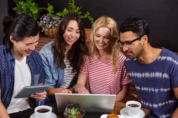 Amigos disfrutando del café y el uso de tecnologías — Foto de Stock