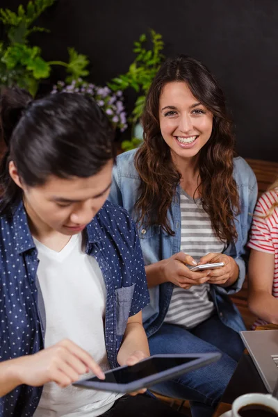 Amigos disfrutando del café juntos — Foto de Stock