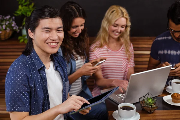 Amici godendo di caffè e utilizzando le tecnologie — Foto Stock