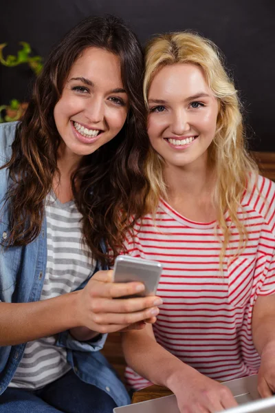 Freunde schauen gemeinsam Smartphone — Stockfoto