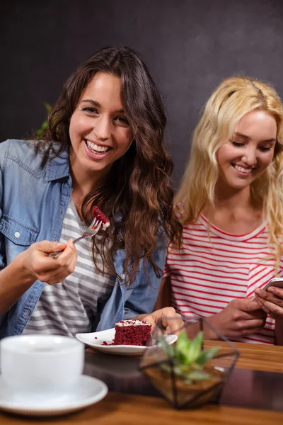 Sonriente morena disfrutando de pastelería — Foto de Stock